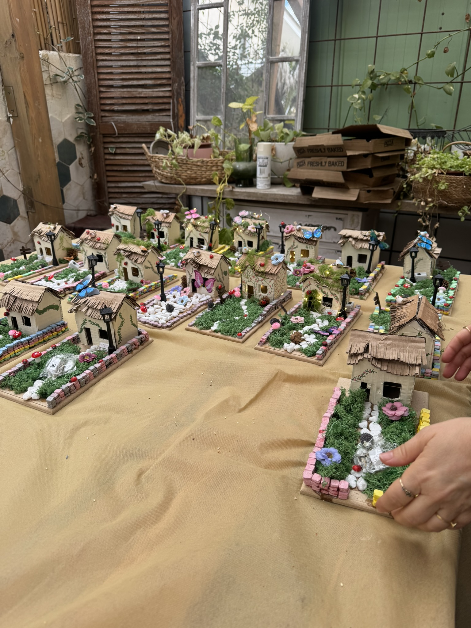 קבוצת בנות חוגגת יום הולדת בחוץ עם פרויקטי יצירה שיצרו — סדנת ArtyParty